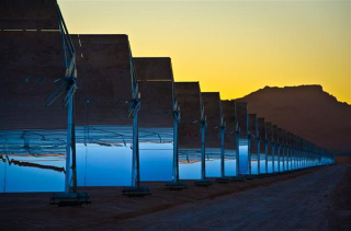 Illustration for article titled This Huge Solar Thermal Plant Makes Electricity Even in the Dark